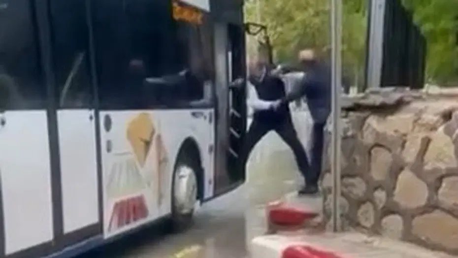 Otobüs şoförü ile kavga eden şahıs şemsiye ile saldırdı