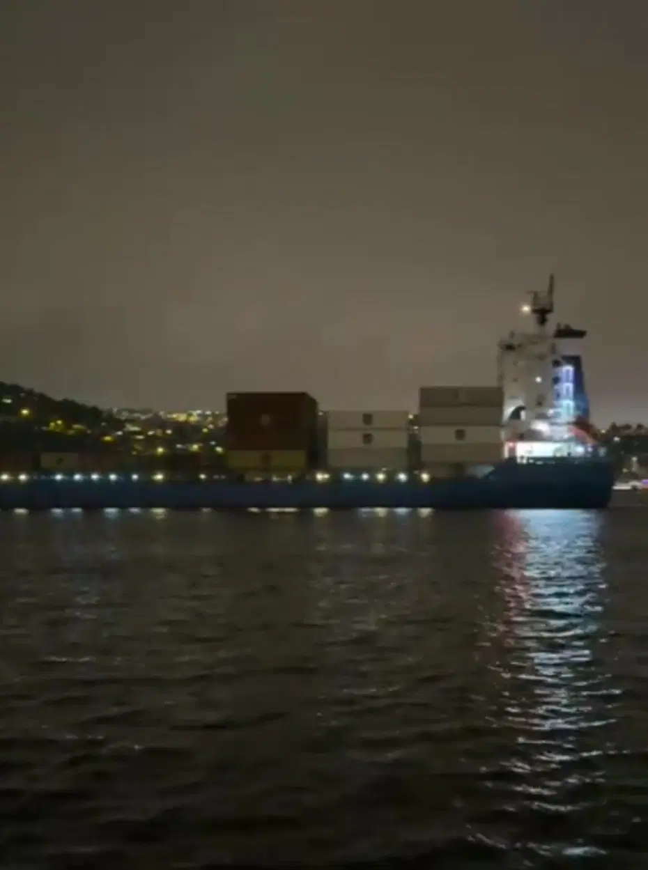 İstanbul Boğazı'nda gemi arızası. Sürüklenerek ters döndü