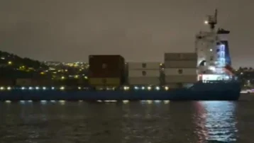 İstanbul Boğazı'nda gemi arızası. Sürüklenerek ters döndü