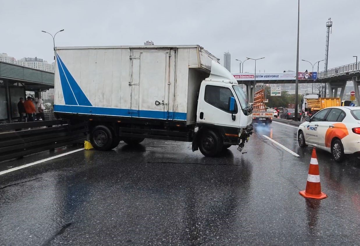 E-5'te kamyonet metrobüs bariyerlerine çarptı. Trafik durma noktasına geldi