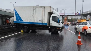 E-5'te kamyonet metrobüs bariyerlerine çarptı. Trafik durma noktasına geldi