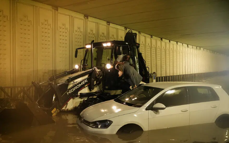 ALT GEÇİTTE MAHSUR KALAN KADIN KURTARILDI 5
