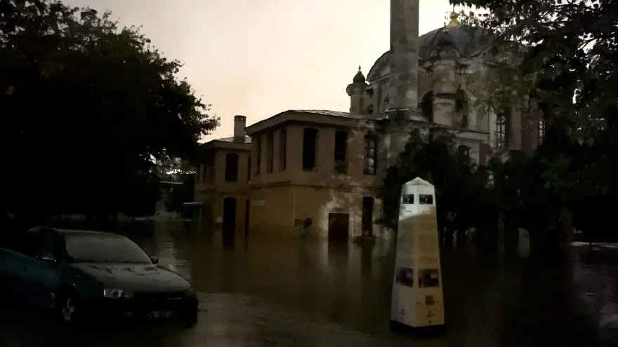 TARİHİ CAMİ DE SULAR ALTINDA 6