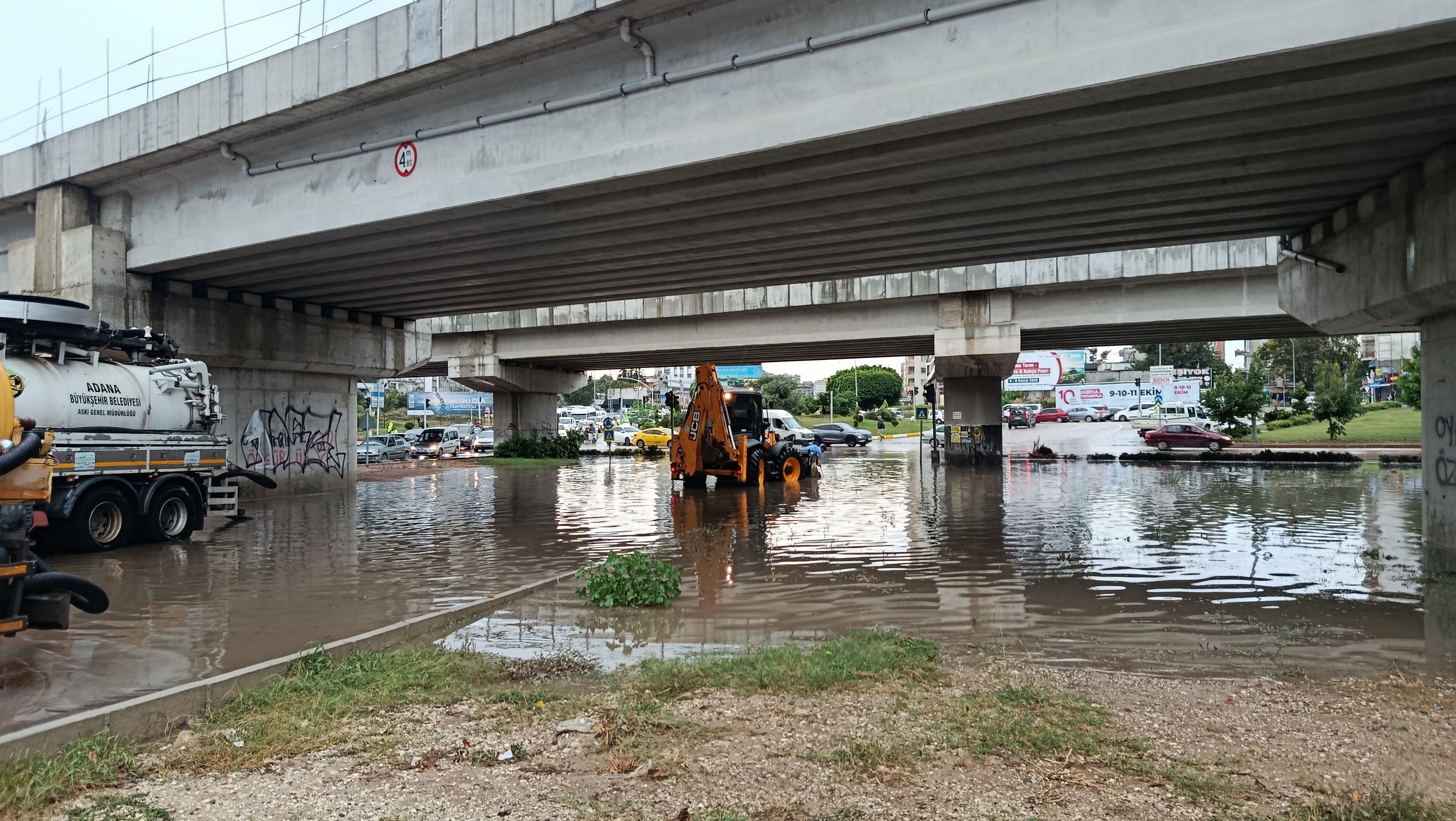 Adana'da 45 dakikalık sağanak hayatı olumsuz etkiledi. Yollar su altında kaldı