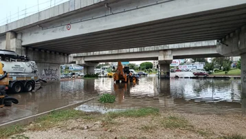Adana'da 45 dakikalık sağanak hayatı olumsuz etkiledi. Yollar su altında kaldı