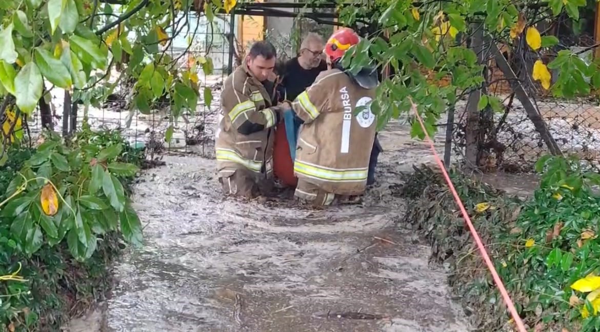 Bursa'da su baskını. Evlerinde mahsur kalan 3 kişi kurtarıldı
