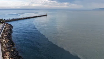 Şiddetli yağışlar Karadeniz'in rengini değiştirdi