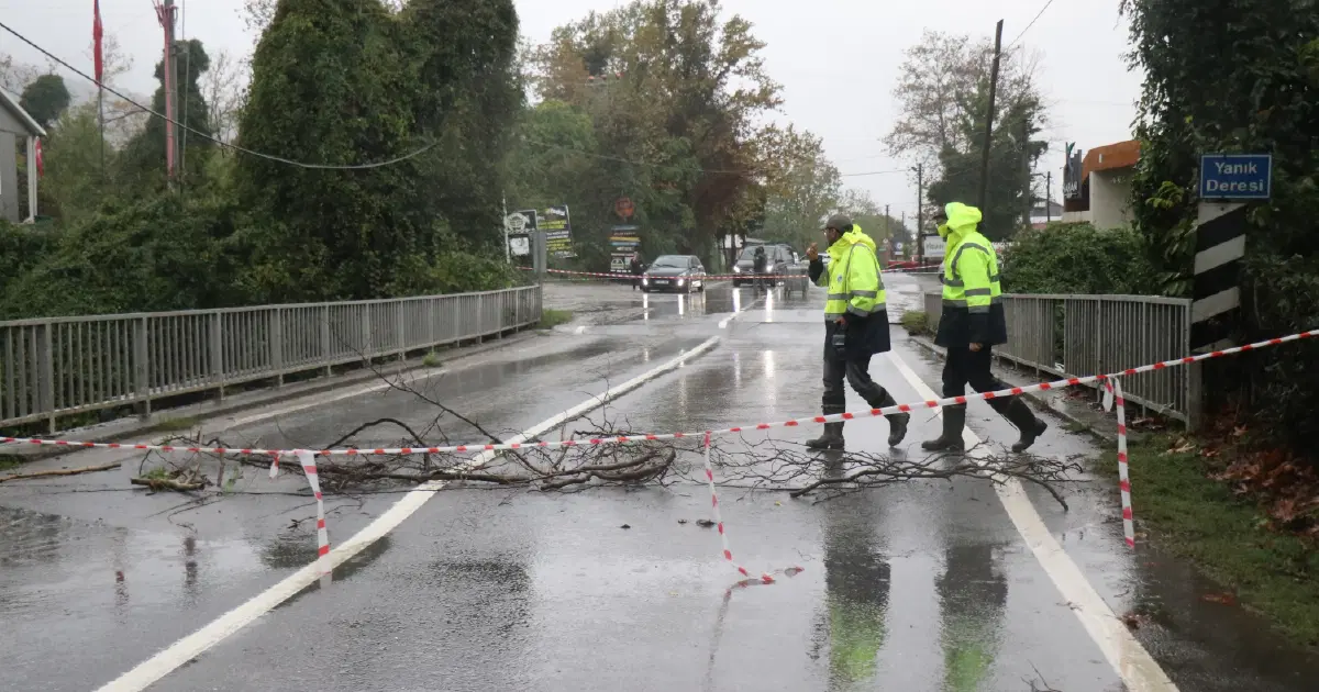 Sapanca'da sağanak yağış nedeniyle hasar gören köprü ulaşıma kapatıldı