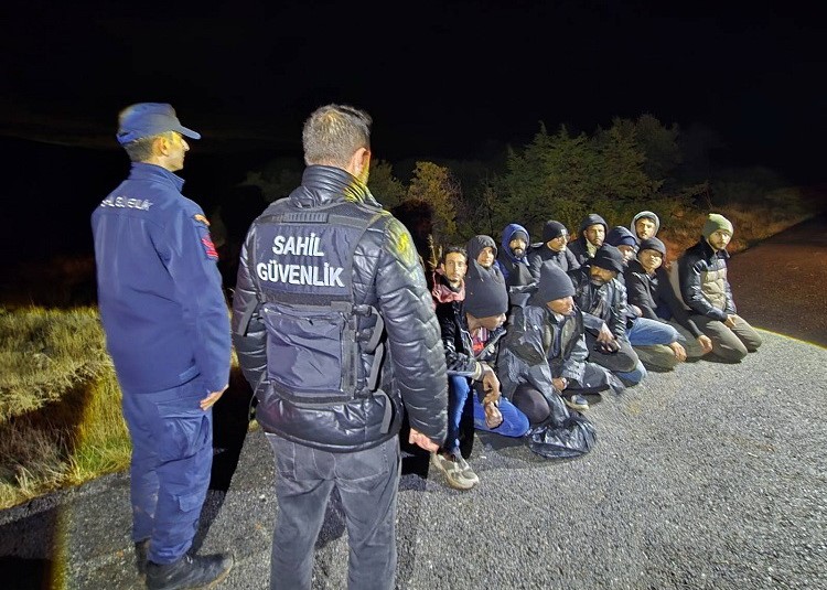 Mobil radarla tespit edildiler. İzmir'de 50 düzensiz göçmen yakalandı