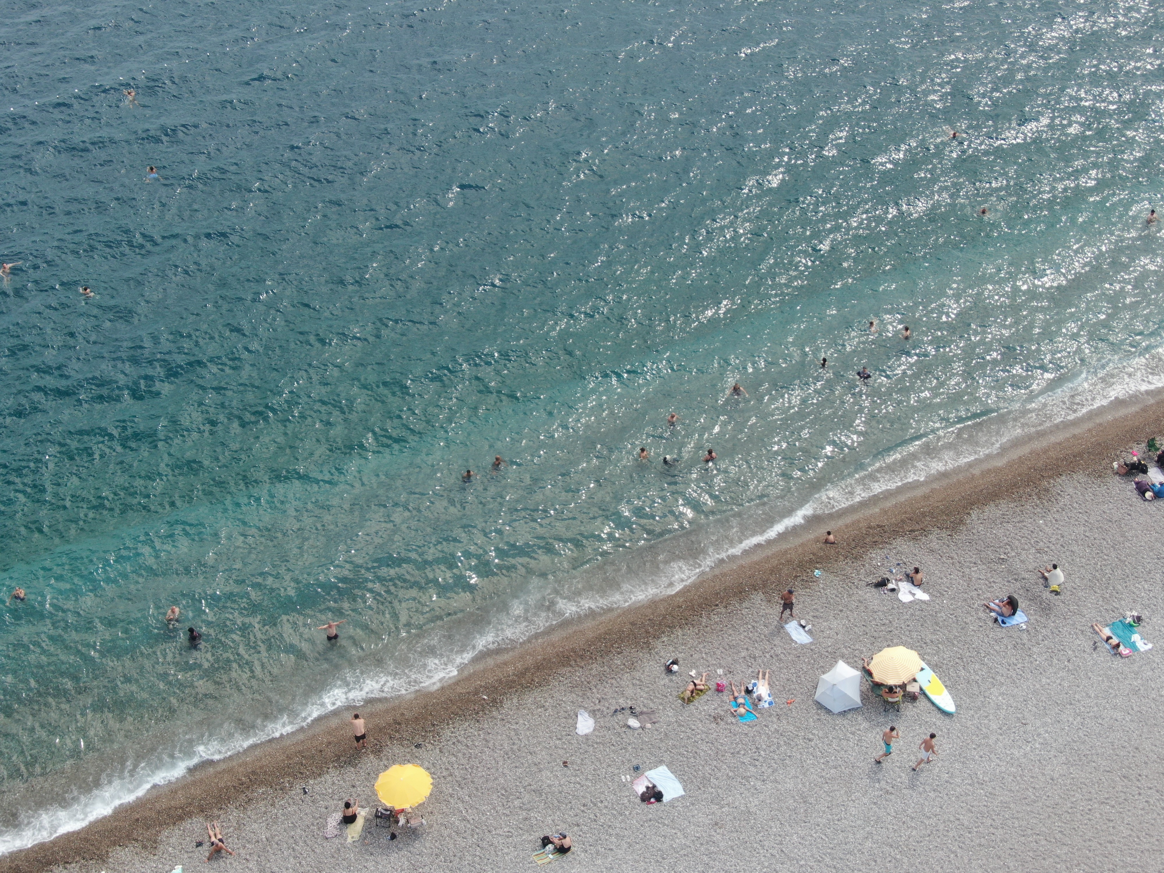 Türkiye'nin birçok bölgesinde sağanak etkili olurken Antalya'da deniz keyfi