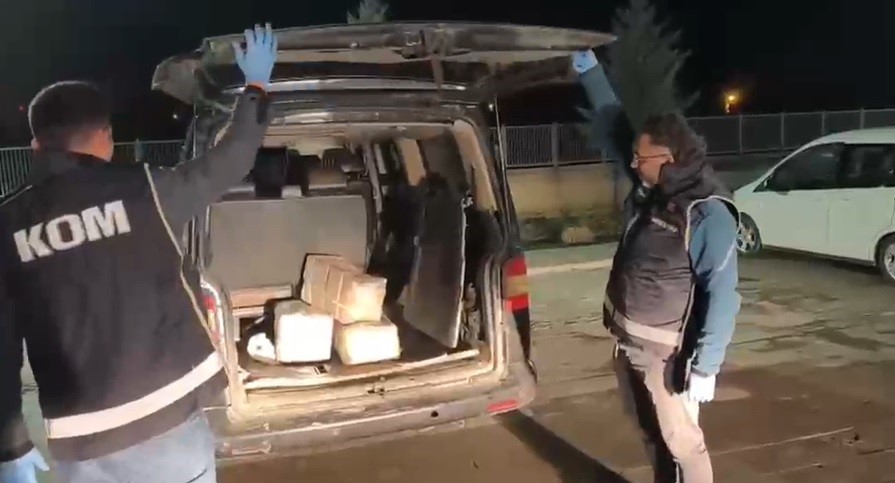 Konya'da iki araçtan 163 ruhsatsız tabanca ve silah parçaları çıktı