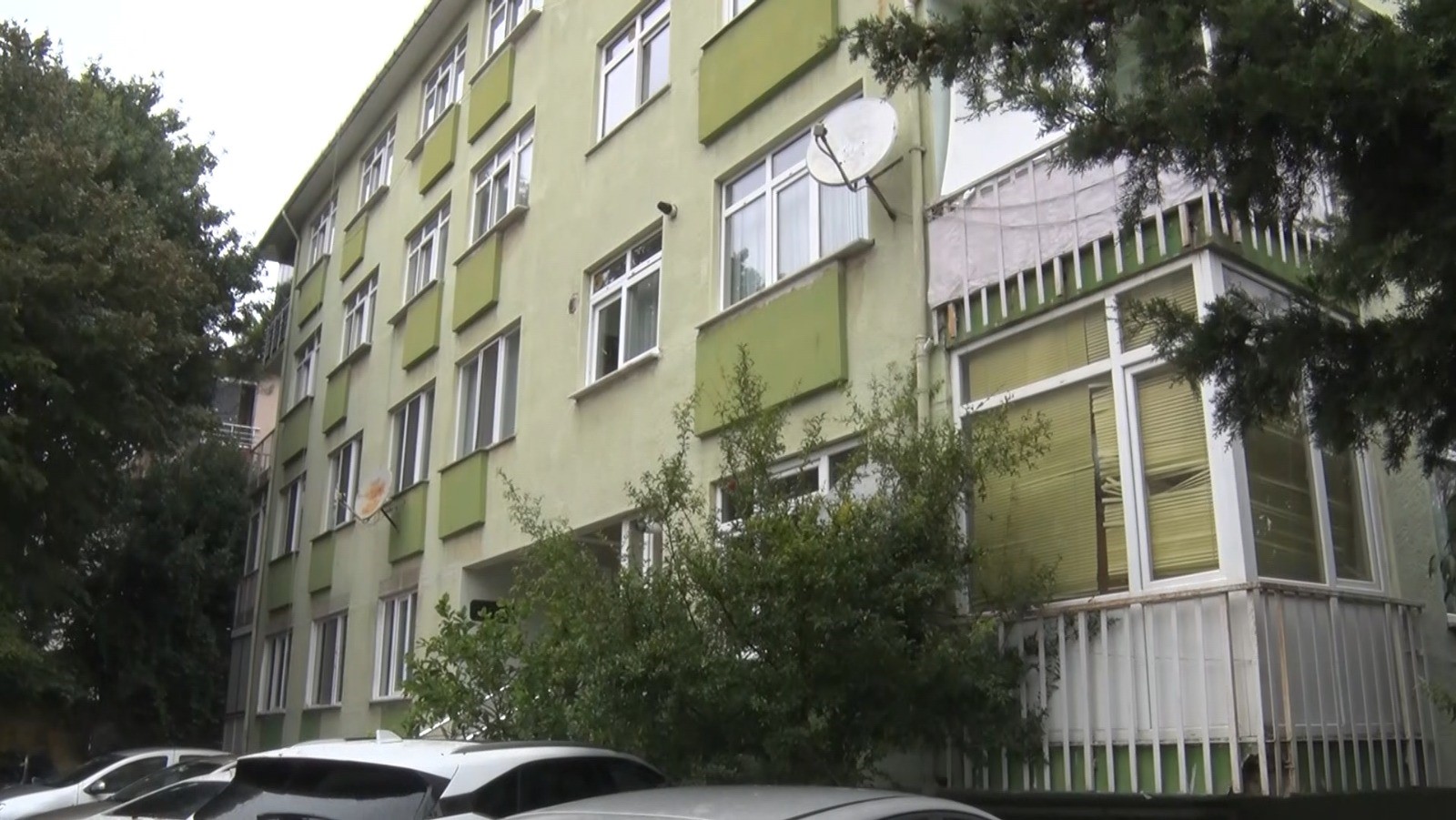 Üsküdar'da rögar patladı. Apartman bodrumunu su bastı