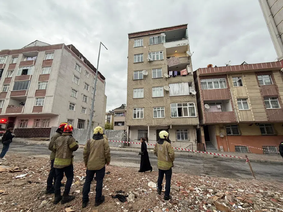 Küçükçekmece’de 7 katlı bina tahliye edildi. Çatlama sesleri geldi