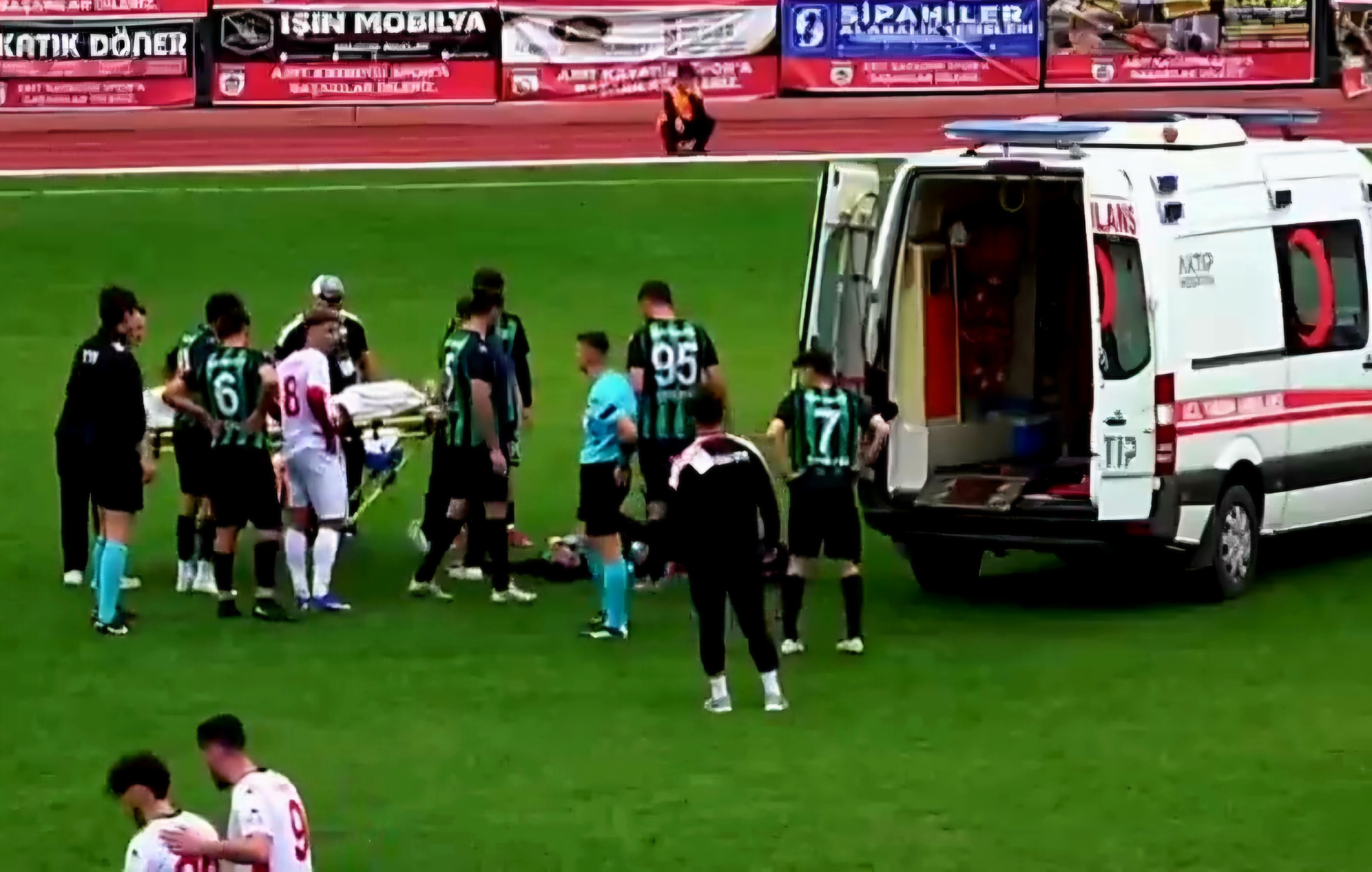 35 yaşındaki futbolcu sahada kalp krizi geçirdi