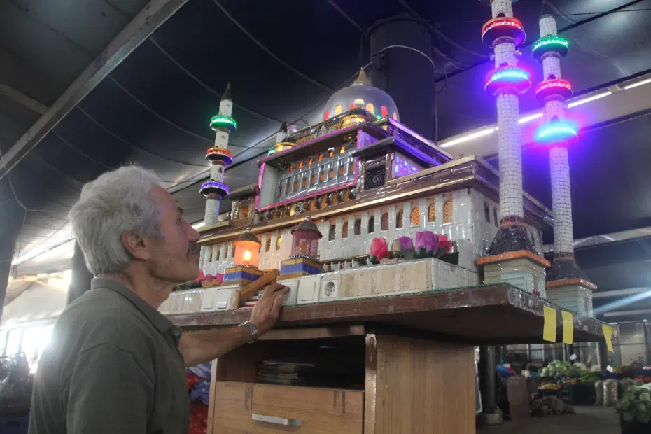 Can sıkıntısıyla hobi olarak başladı. 400 kiloluk maket yaptı