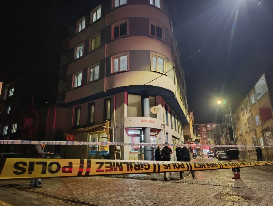 Afyonkarahisar'da 4 katlı bina boşaltıldı. Altındaki fırının duvarları çatladı
