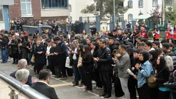 Ayser Çalık Ortaokulu yeni binada eğitime başladı. İlk gün herkes seferber oldu