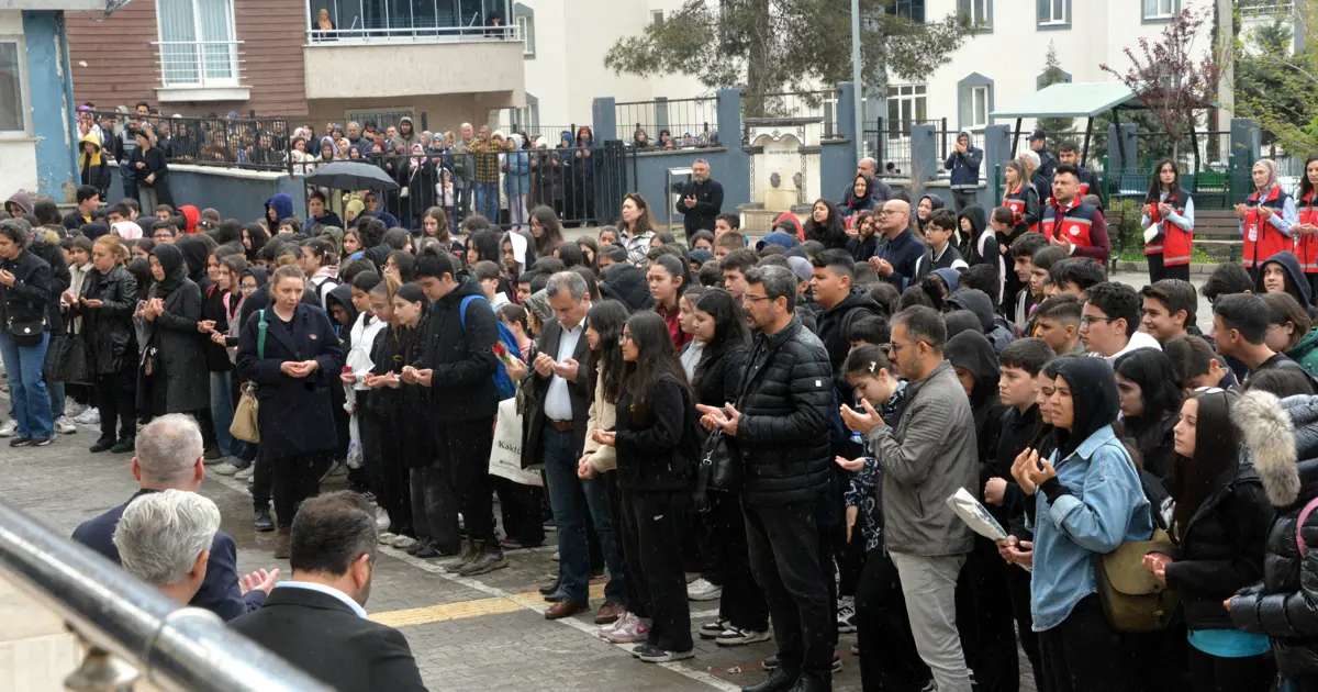 Ayser Çalık Ortaokulu yeni binada eğitime başladı. İlk gün herkes seferber oldu