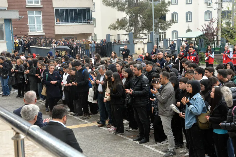 Ayser Çalık Ortaokulu yeni binada eğitime başladı. İlk gün herkes seferber oldu