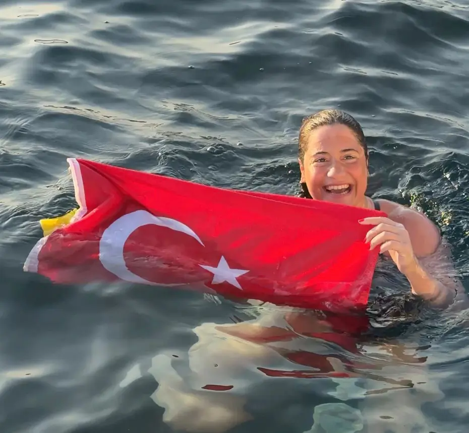 Türk kadını rekor kırdı, neredeyse 14 saat yüzdü