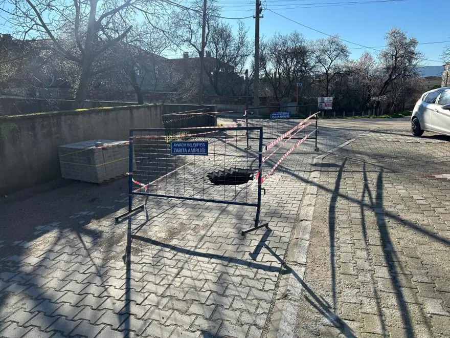 Çanakkale'de yol çöktü, iki metrelik çukur oluştu 1