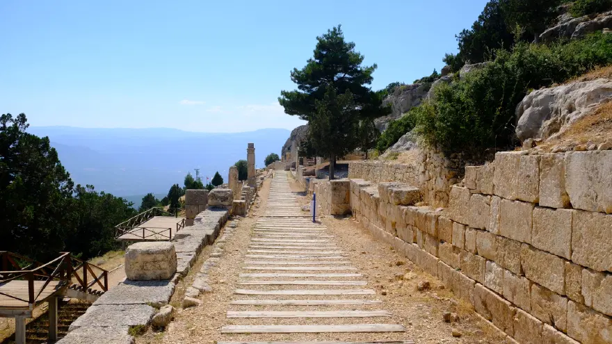 Adı Evliya Çelebi'nin Seyahatnamesi'nde de geçiyor. 1500 yıldır ayakta 3