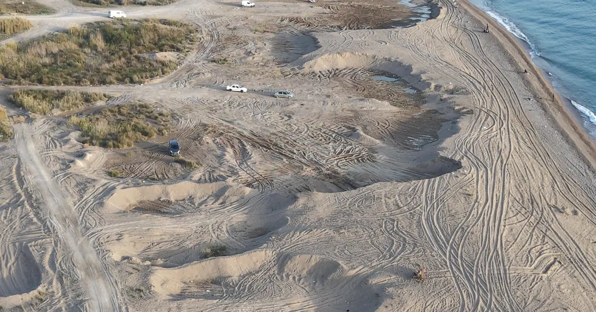 Sahilleri kum ocağına çevirmişlerdi: 50 kamyon plaj kumu yerine geri döküldü