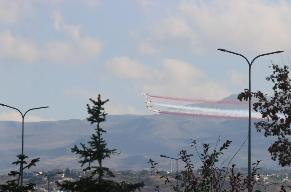 Türk Yıldızları Kayseri'de gösteri uçuşu yaptı