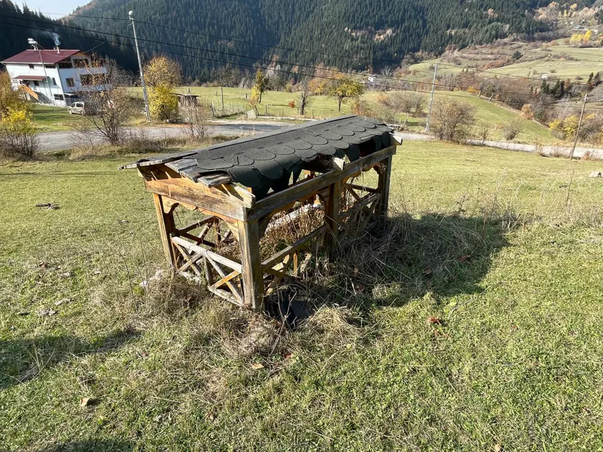 Babası için çardak mezar yaptı: Görenler önce şaşırıyor, sonra fotoğraf çektiriyor 