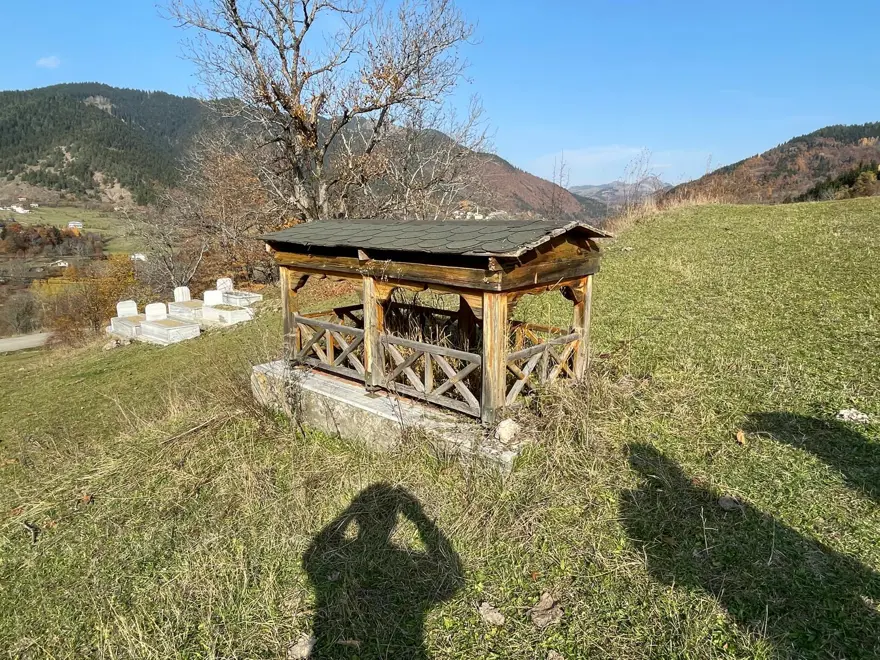 Babası için çardak mezar yaptı: Görenler önce şaşırıyor, sonra fotoğraf çektiriyor 1