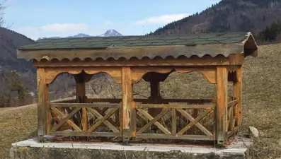 Babası için çardak mezar yaptı: Görenler önce şaşırıyor, sonra fotoğraf çektiriyor