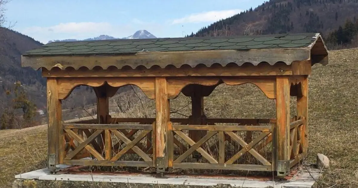 Babası için çardak mezar yaptı: Görenler önce şaşırıyor, sonra fotoğraf çektiriyor