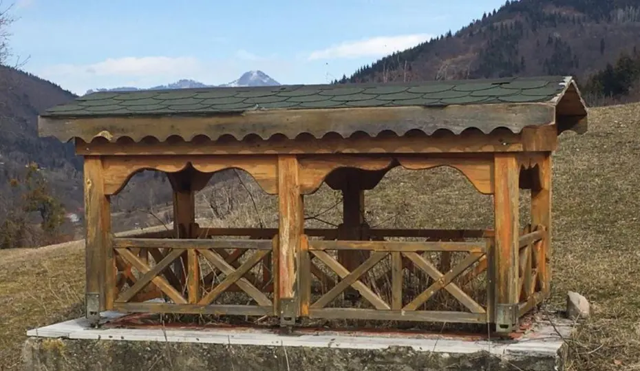 Babası için çardak mezar yaptı: Görenler önce şaşırıyor, sonra fotoğraf çektiriyor