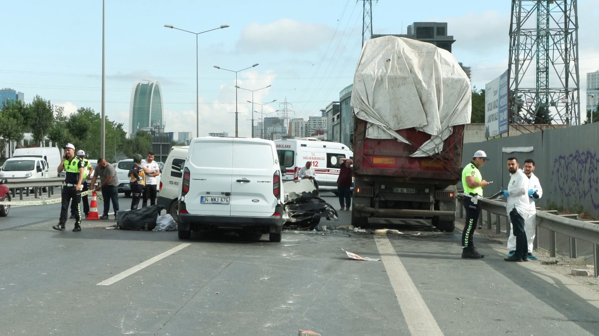 Önlem için yola bırakılan tuğla, zincirleme kazaya neden oldu. 1 kişi hayatını kaybetti