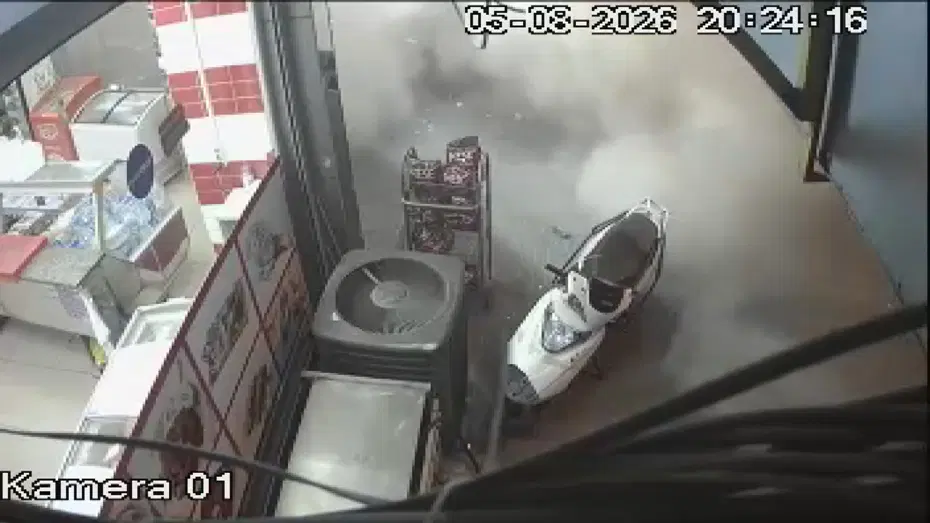 Bahçelievler'de tahliye edilen 4 katlı binanın çöktüğü anlar