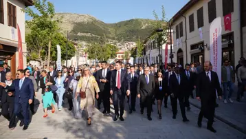 Bakan Kurum, yabancı konuklara Hatay'ı gezdirdi. "Asrın inşasını dünyaya gösterdik"