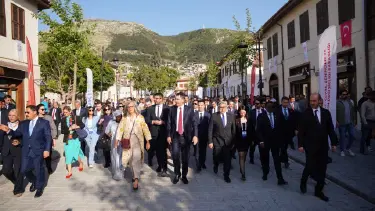 Bakan Kurum, yabancı konuklara Hatay'ı gezdirdi. "Asrın inşasını dünyaya gösterdik"