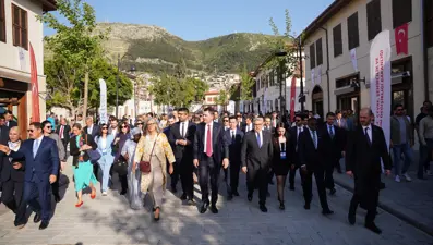 Bakan Kurum, yabancı konuklara Hatay'ı gezdirdi. "Asrın inşasını dünyaya gösterdik"