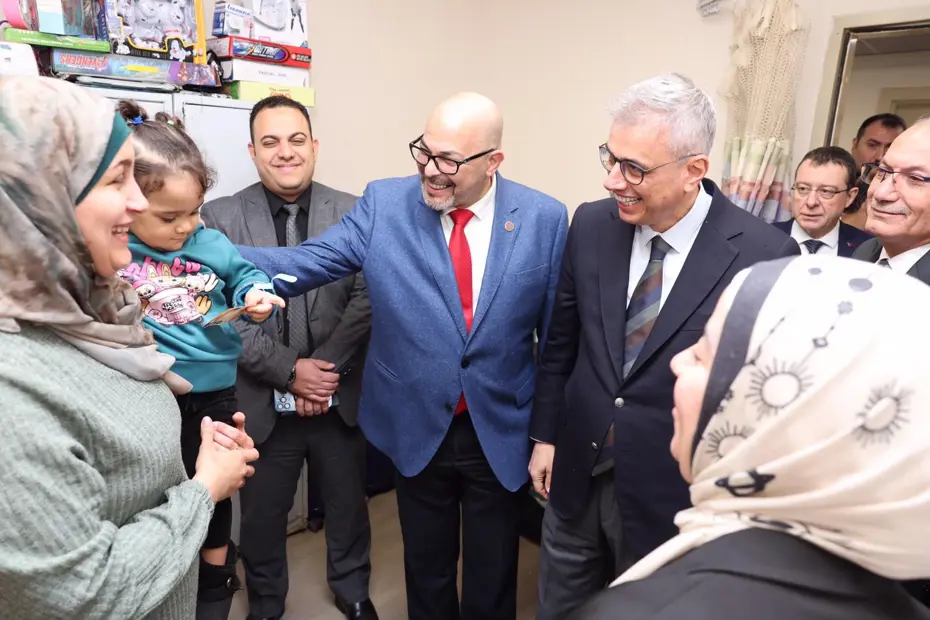 Bakan Memişoğlu, Kahire’de Filistinli hastaları ziyaret etti