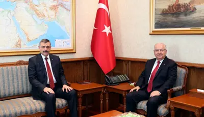 Ankara'da önemli görüşme. İçişleri Bakanı Çiftçi, Milli Savunma Bakanı Güler'i ziyaret ettiAnkara'da bugün önemli bir görüşme gerçekleşti. İçişleri Bakanı Mustafa Çiftçi, Milli Savunma Bakanı Yaşar Güler'i ziyaret etti.