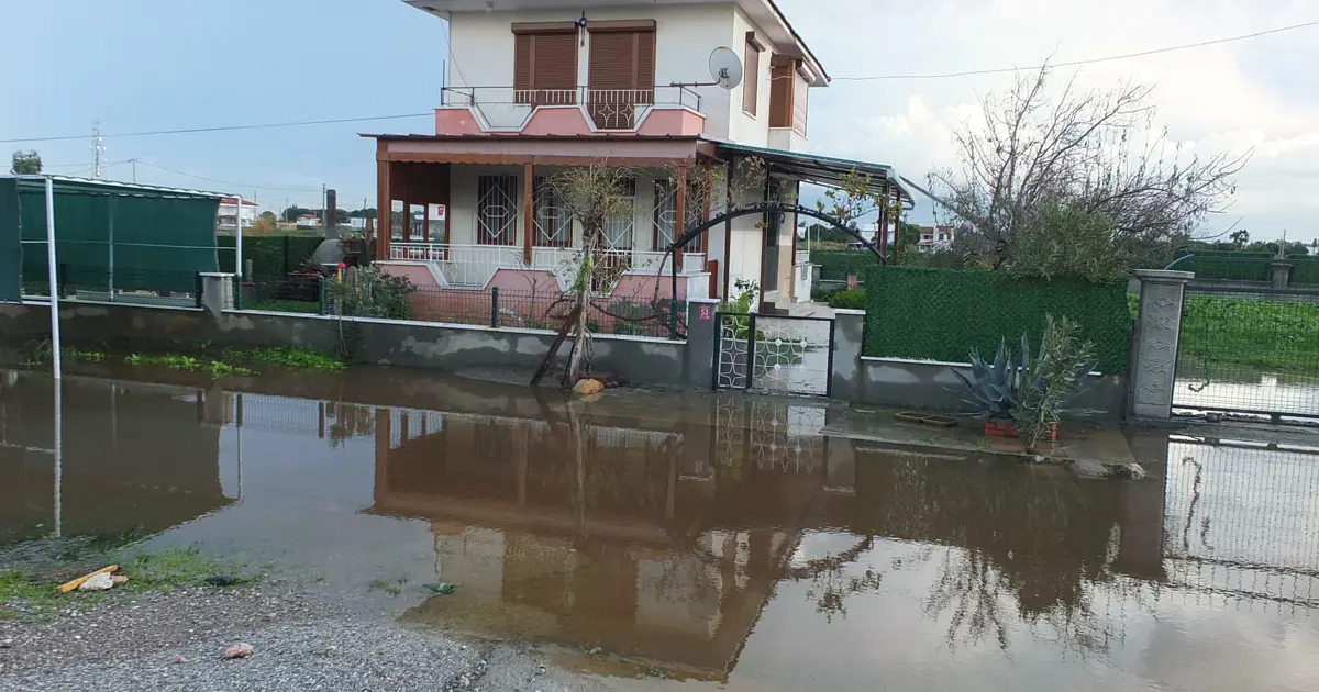 Balıkesir'de sağanak hayatı felç etti, yazlıkları su bastı