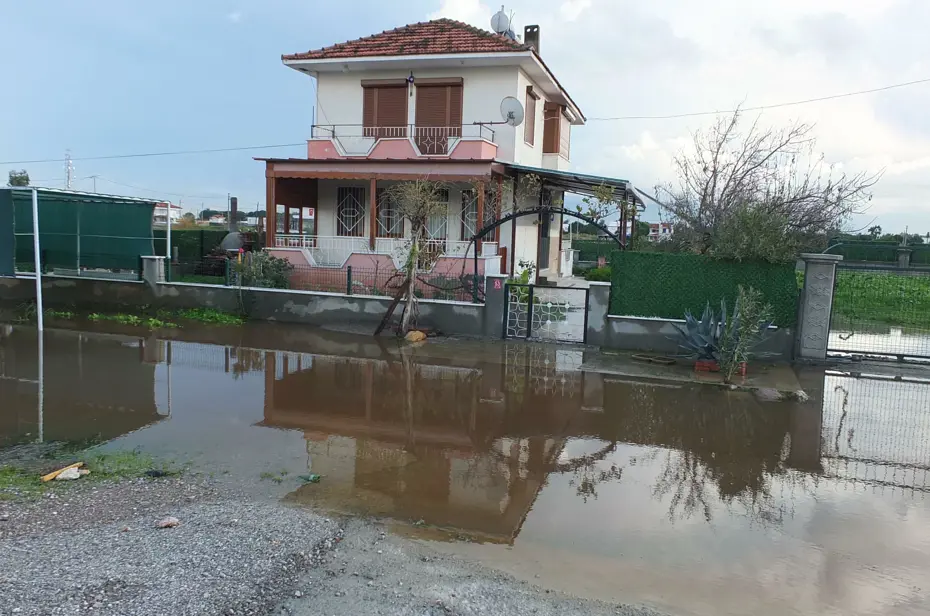 Balıkesir'de sağanak hayatı felç etti, yazlıkları su bastı