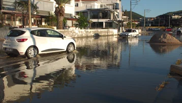 Balıkesir'de şiddetli lodos: Deniz taştı, yollar göle döndü
