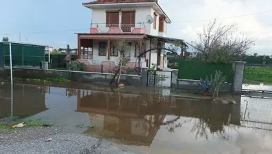 Balıkesir'de sağanak hayatı felç etti, yazlıkları su bastı