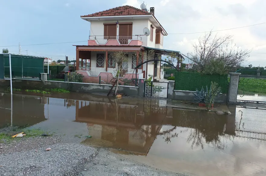 Balıkesir'de sağanak hayatı felç etti, yazlıkları su bastı Balıkesir'de sağanak hayatı felç etti, yazlıkları su bastı
