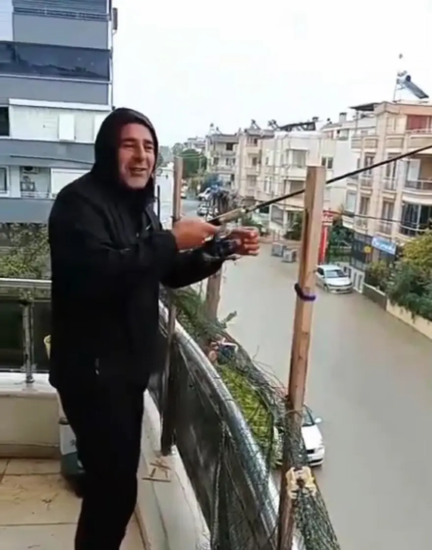 GÖLLE DÖNEN YOLA BALKONUNDAN OLTA ATTI 2 GÖLLE DÖNEN YOLA BALKONUNDAN OLTA ATTI 2