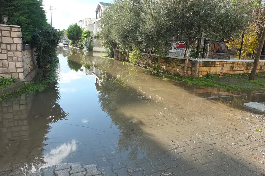 Balıkesir'de sağanak hayatı felç etti, yazlıkları su bastı 1 Balıkesir'de sağanak hayatı felç etti, yazlıkları su bastı 1