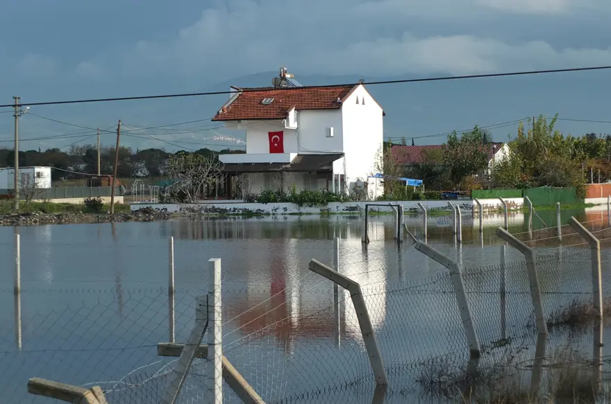 Balıkesir'de sağanak hayatı felç etti, yazlıkları su bastı 3 Balıkesir'de sağanak hayatı felç etti, yazlıkları su bastı 3