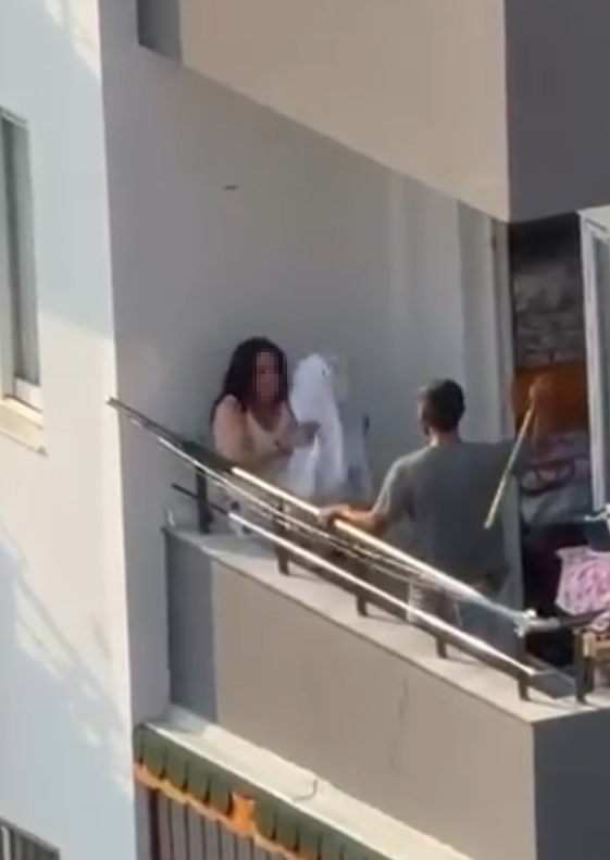 Balkonda tartıştığı kadını sopayla dövüp saçından sürükledi