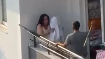 Balkonda tartıştığı kadını sopayla dövüp saçından sürükledi